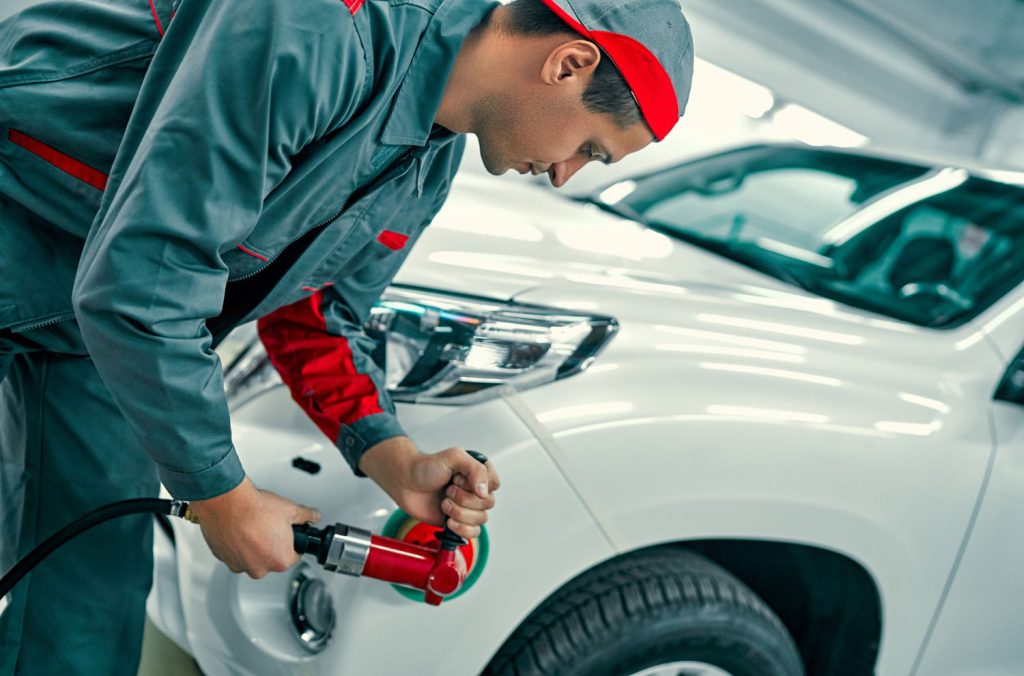 Na rynku dostępnych jest wiele produktów do ochrony lakieru auta - od wosków po specjalistyczne preparaty ceramiczne
