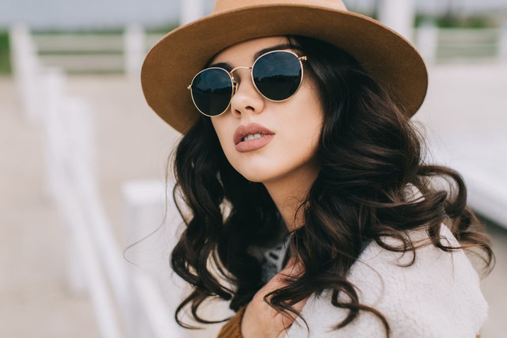 Ray Ban to marka nieustannie śledząca najnowsze trendy w modzie i projektowaniu okularów przeciwsłonecznych dla kobiet